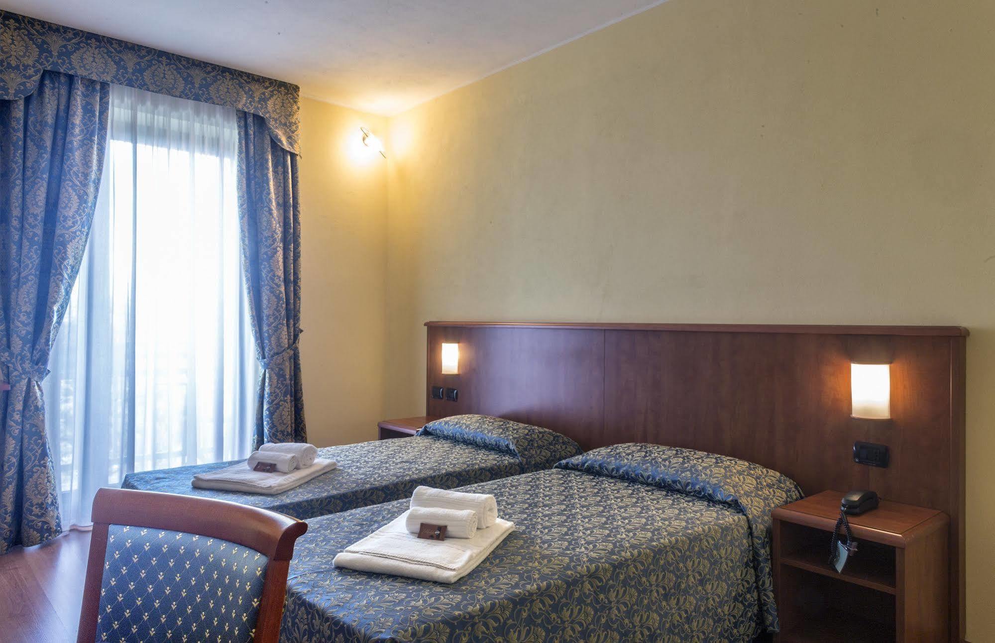 Hotel Postumia Dossobuono Exterior photo